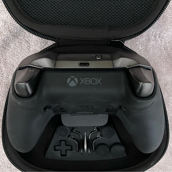 Xbox elite controller in perfect working condition - Picture 4 of 7